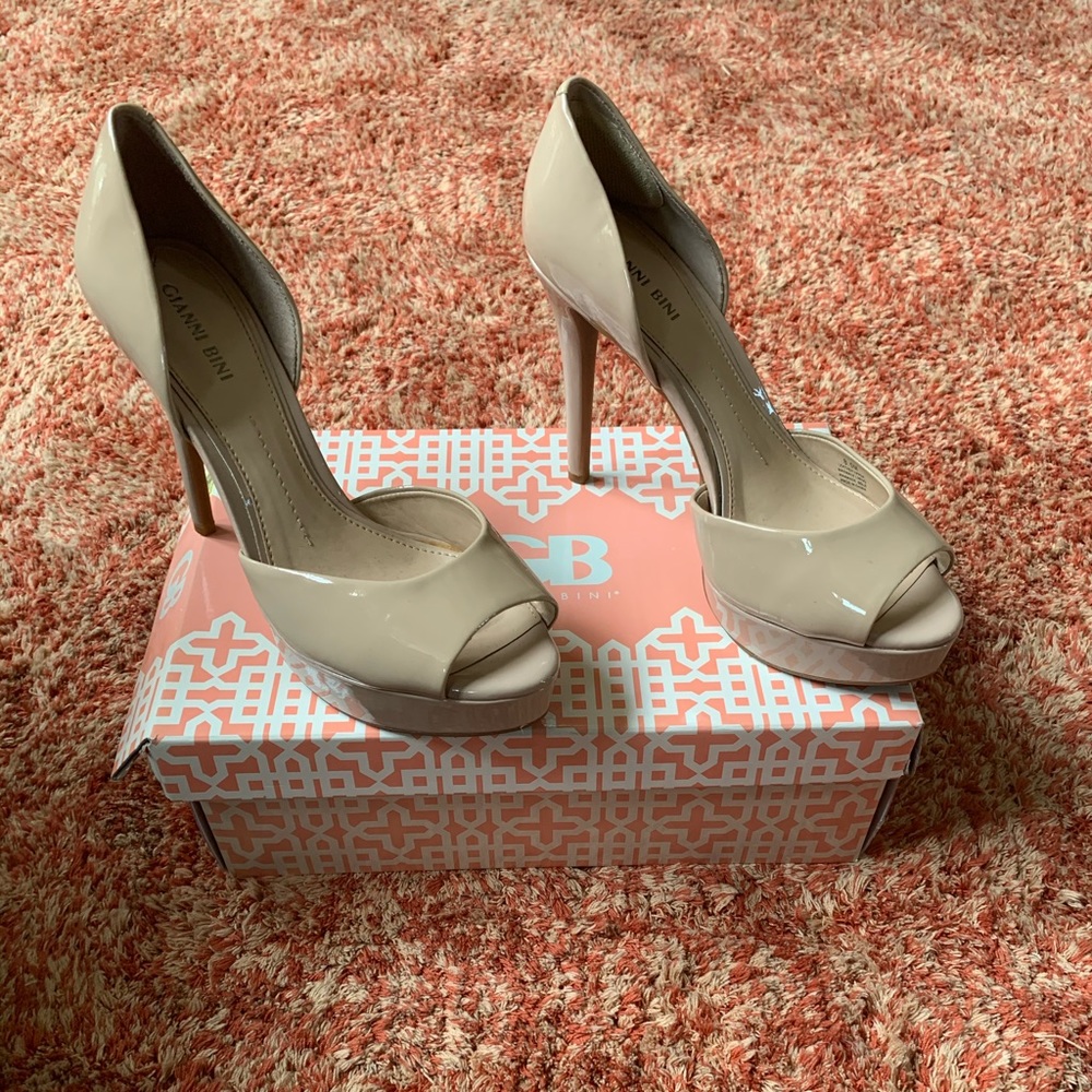 Nude platform pumps